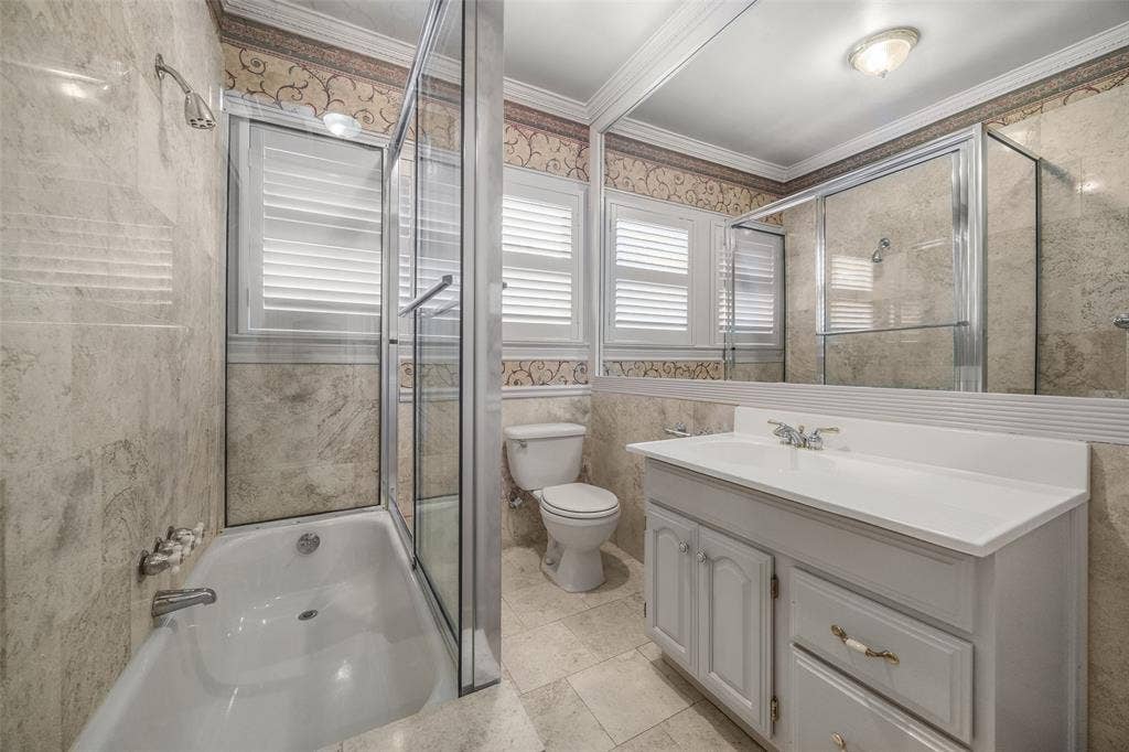 4310 Rawlins Street, Dallas, TX 75219 Shared Bath