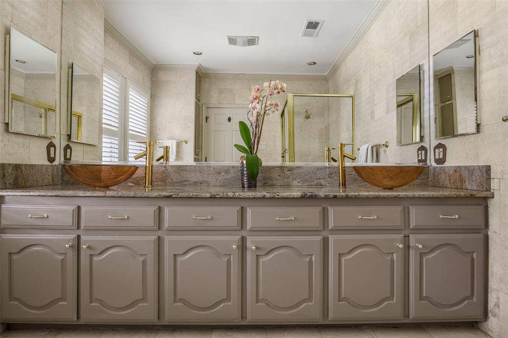 4310 Rawlins Street, Dallas, TX 75219 En Suite with fresh paint and hardware