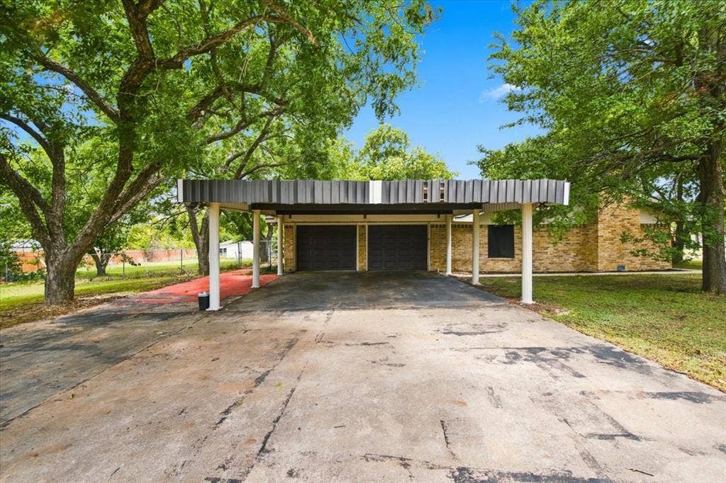 612 W Highland Street, West, TX 76691 Carport and attached garage with an oversized driveway provide plenty of parking for a large family or for guests