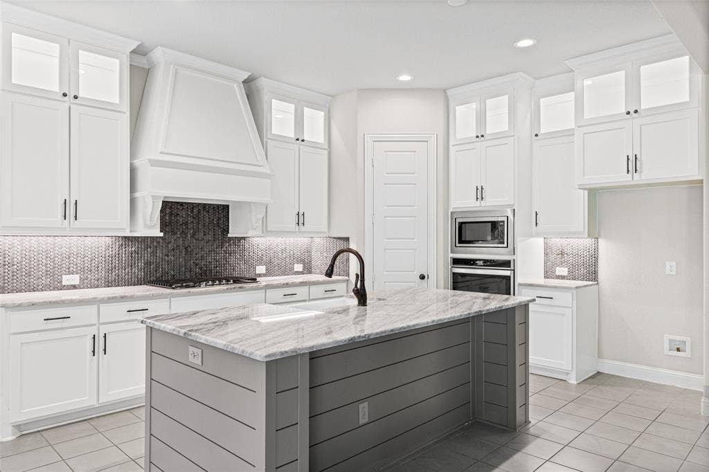3200 Tail Water Drive, Mansfield, TX 76063 Gorgeous kitchen with stainless appliances, beautiful counters, center island and gas cooktop
