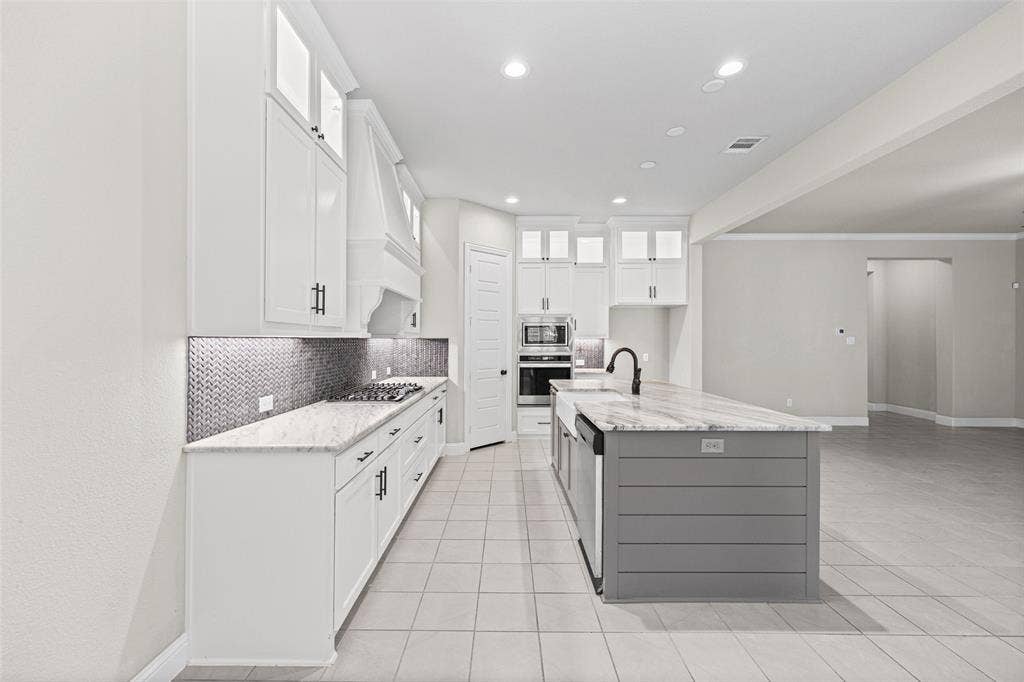 3200 Tail Water Drive, Mansfield, TX 76063 View of the kitchen from the breakfast room