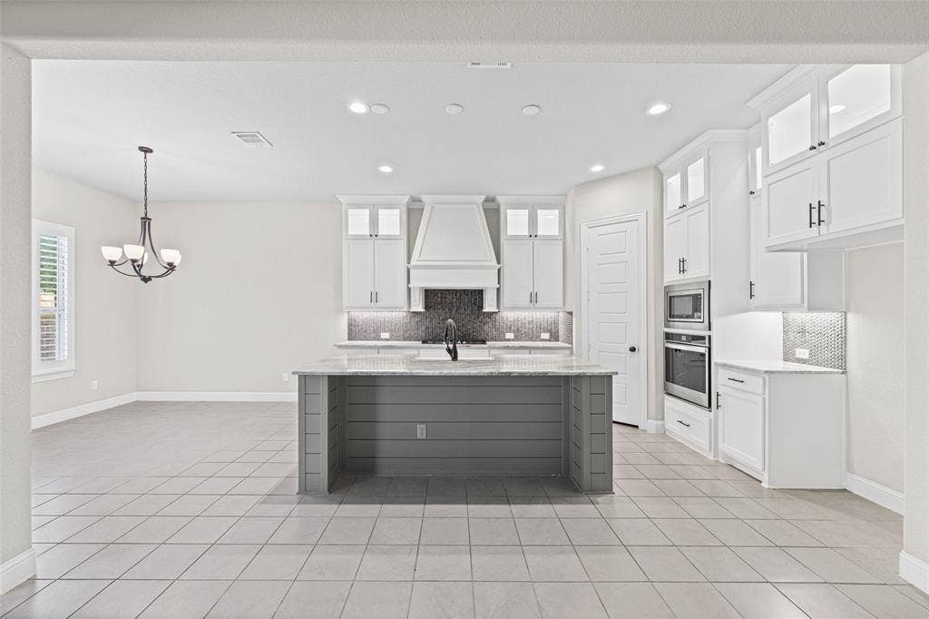 3200 Tail Water Drive, Mansfield, TX 76063 Gorgeous kitchen with stainless appliances, beautiful counters, center island and gas cooktop
