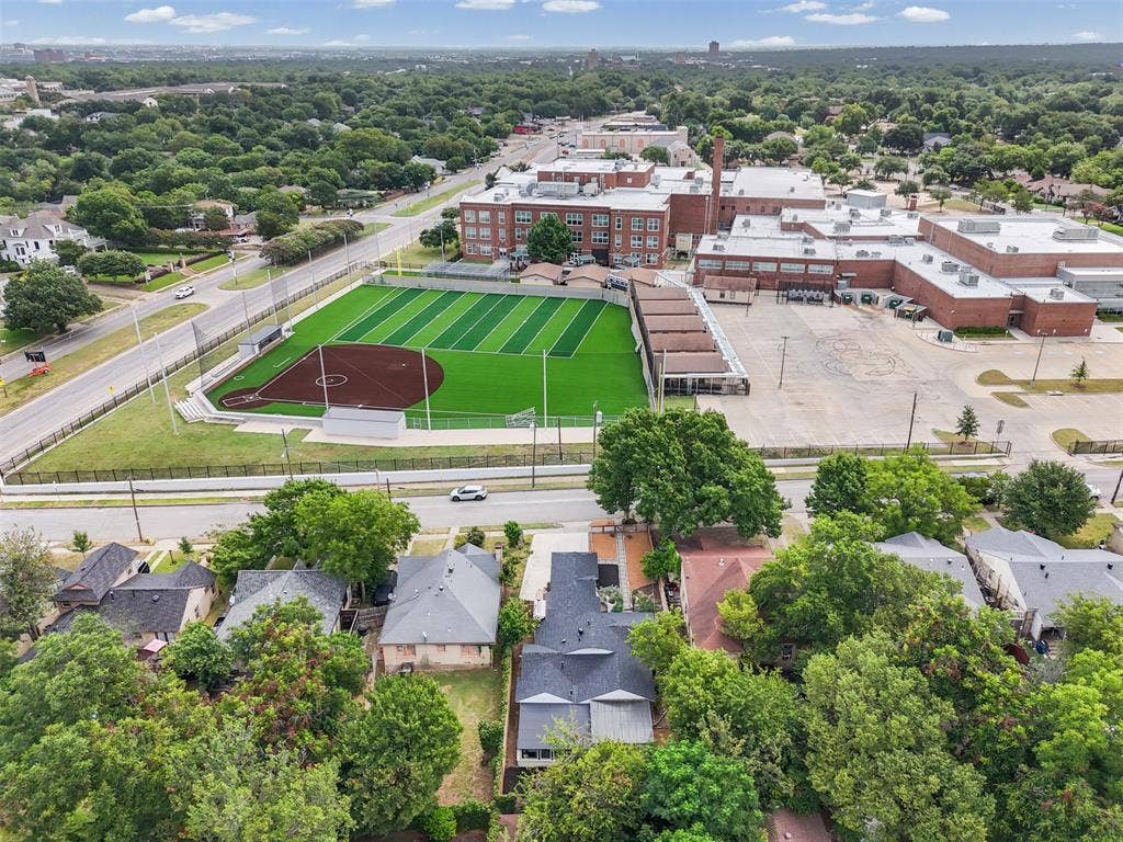 311 N Tennant Street, Dallas, TX 75208 Conveniently located to Sunset High