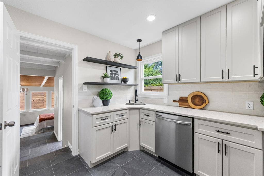 311 N Tennant Street, Dallas, TX 75208 Fully updated kitchen with quartz countertops