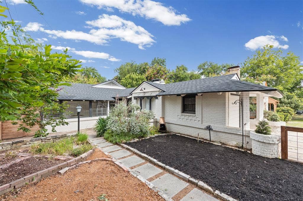 311 N Tennant Street, Dallas, TX 75208 Front courtyard with tons of landscaping space