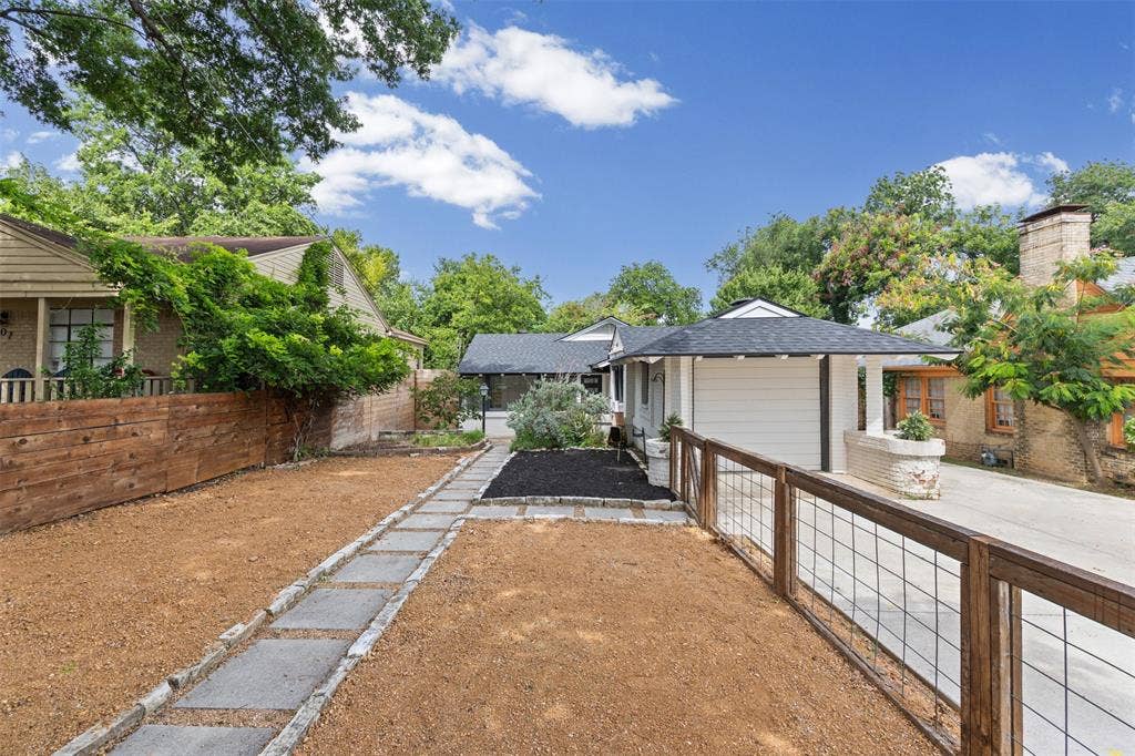 311 N Tennant Street, Dallas, TX 75208 Fully fenced courtyard at the front of the home