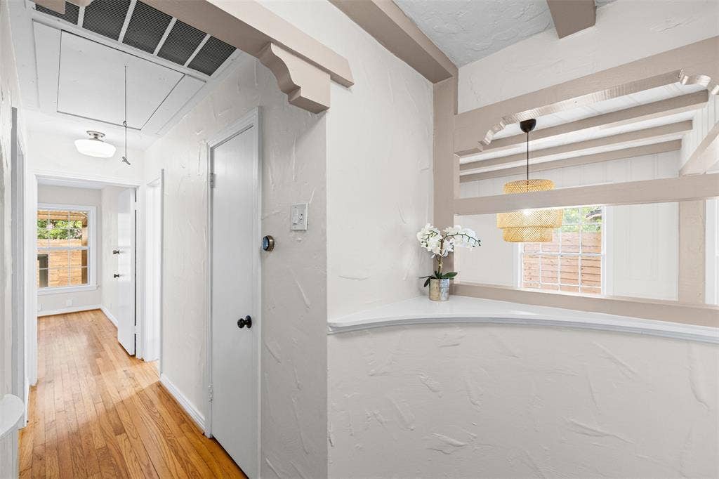 311 N Tennant Street, Dallas, TX 75208 Entryway with decor ledges overlooking dining area