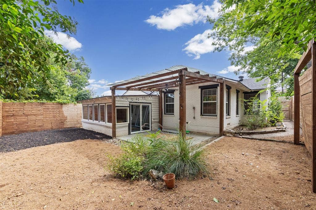 311 N Tennant Street, Dallas, TX 75208 Easy maintenance backyard and back patio with walkway leading to front courtyard
