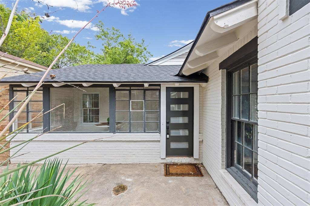 311 N Tennant Street, Dallas, TX 75208 Front door leading to the sunroom