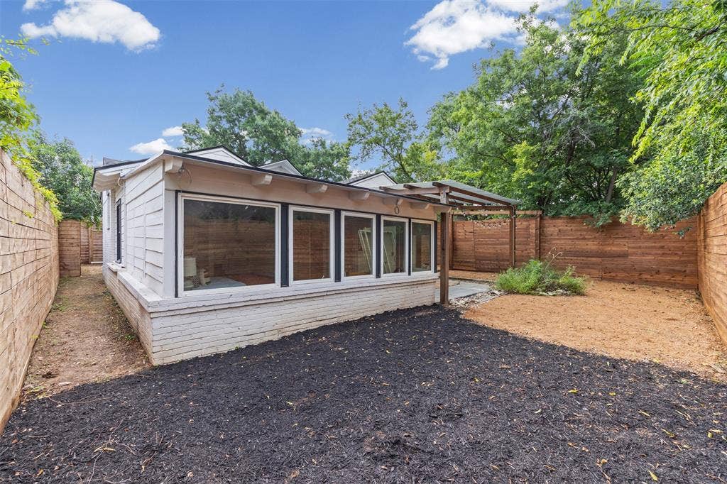 311 N Tennant Street, Dallas, TX 75208 Easy maintenance backyard