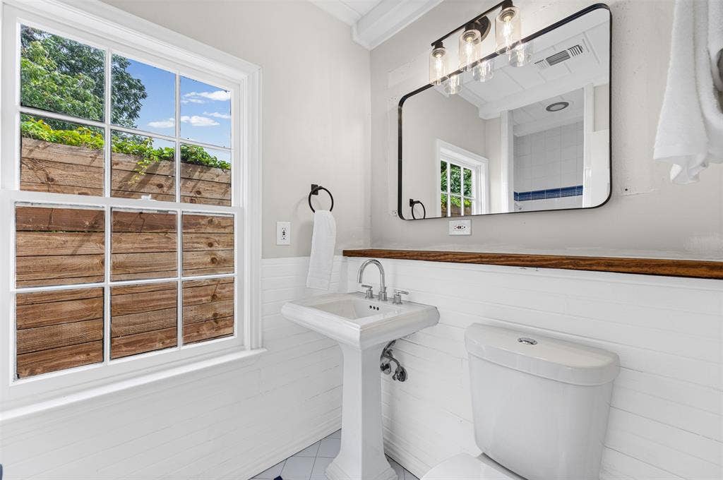 311 N Tennant Street, Dallas, TX 75208 Full bathroom