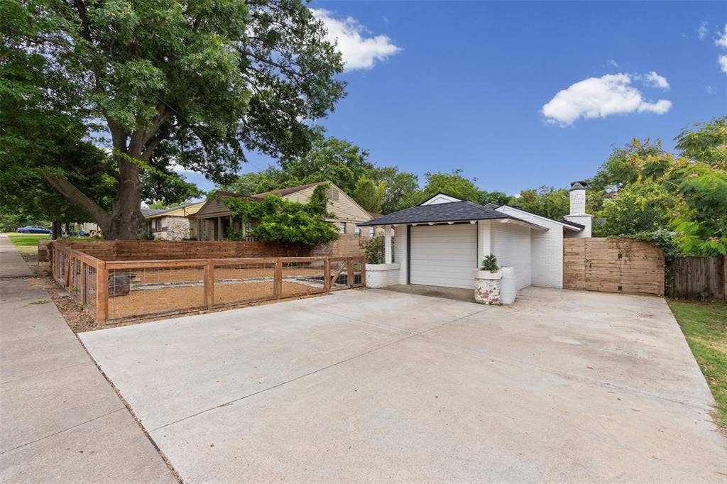 311 N Tennant Street, Dallas, TX 75208 Fenced in courtyard and lots of parking space