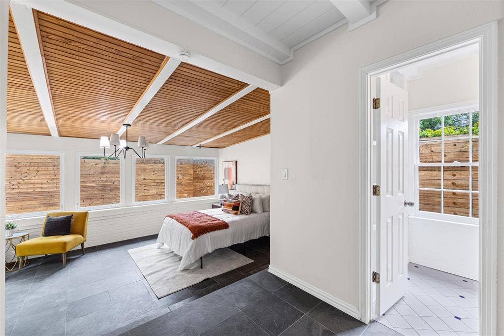 311 N Tennant Street, Dallas, TX 75208 Spacious bedroom and bath with tons of natural light