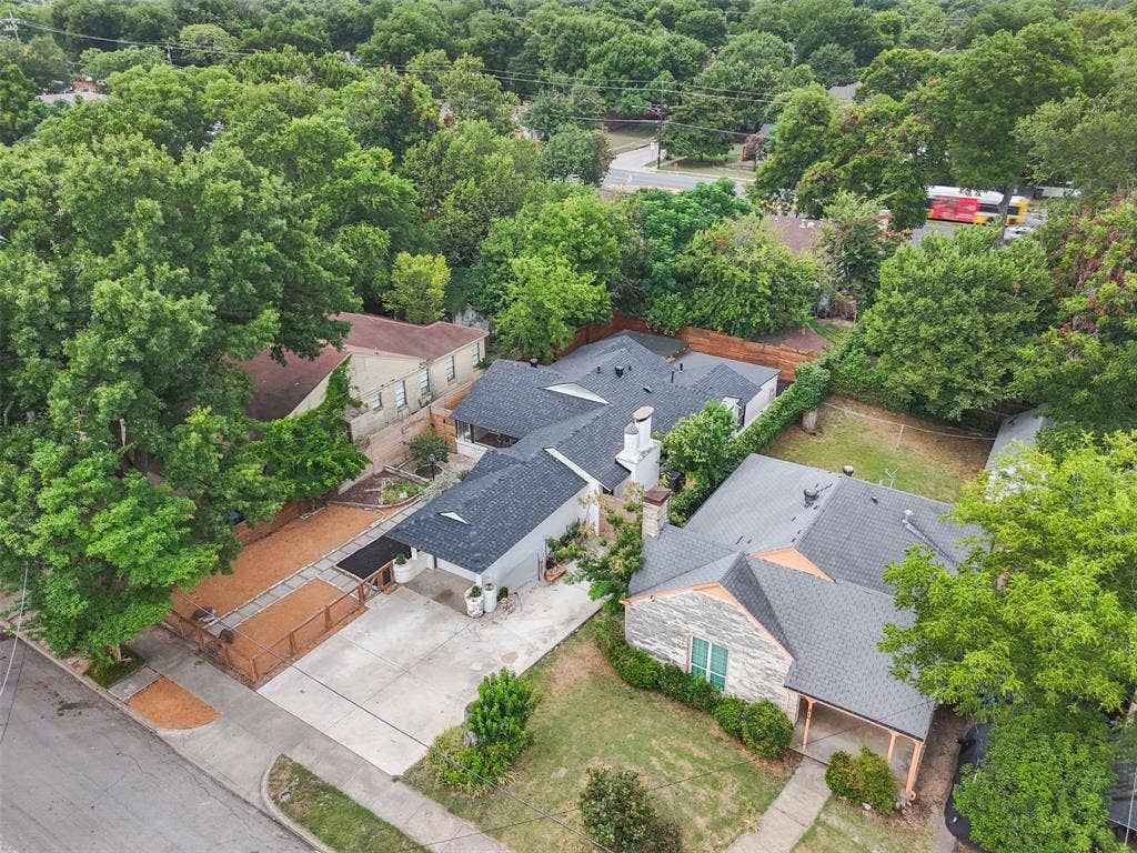 311 N Tennant Street, Dallas, TX 75208 Aerial view with lots of parking space