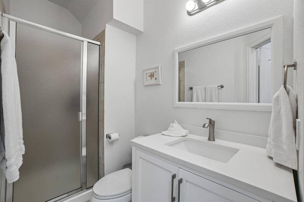 1380 Southern Pines Drive, Rockwall, TX 75087 Full bath for guest bedroom