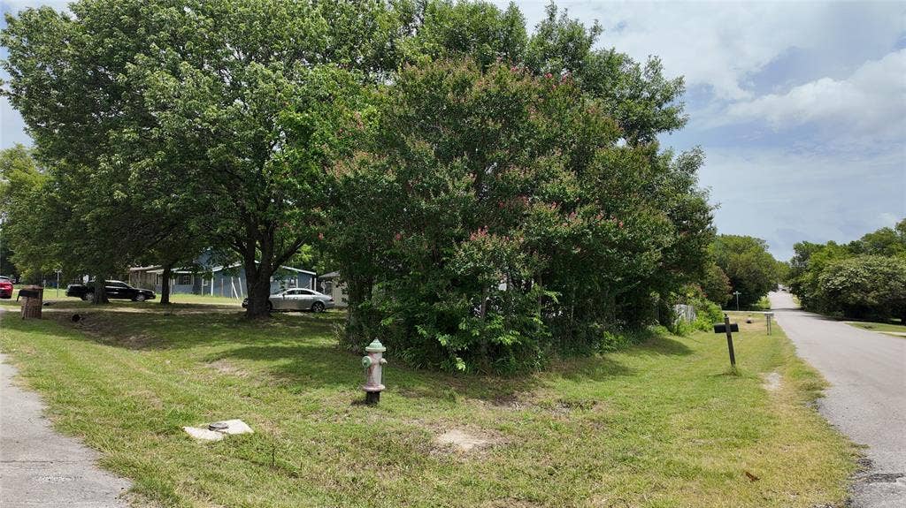 327 S Overlook Drive, Red Oak, TX 75154