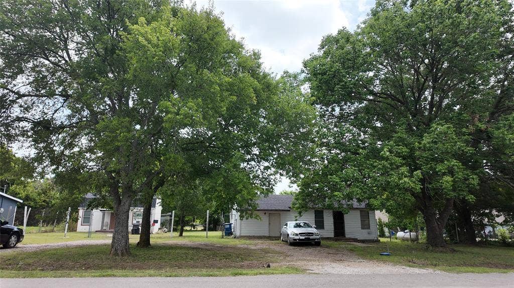 327 S Overlook Drive, Red Oak, TX 75154