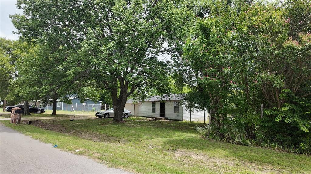 327 S Overlook Drive, Red Oak, TX 75154