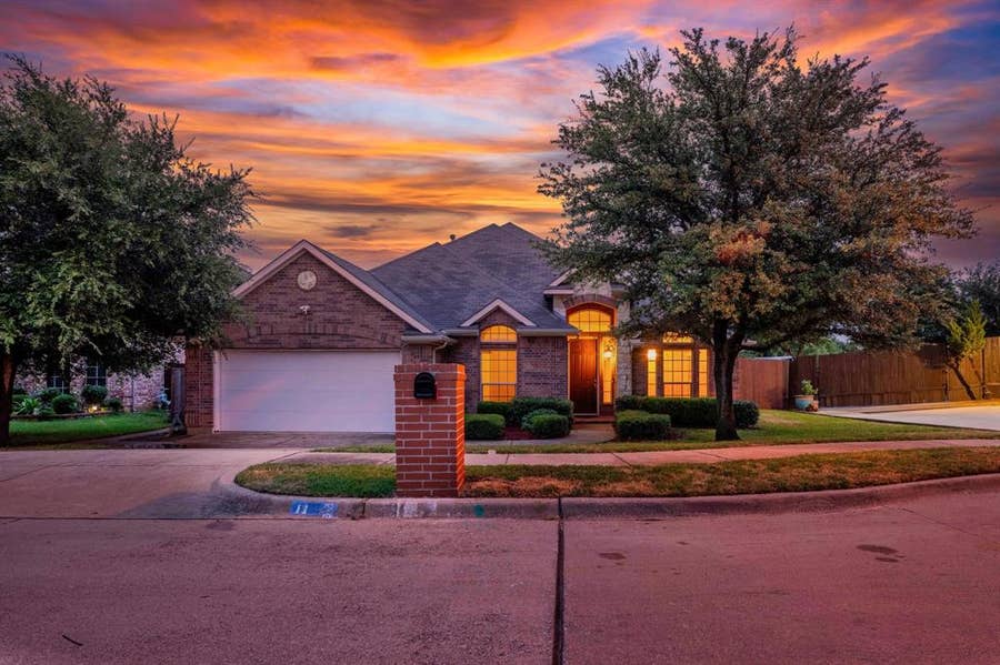 Property photo for 11 Beechcreek Drive, Edgecliff Village, TX