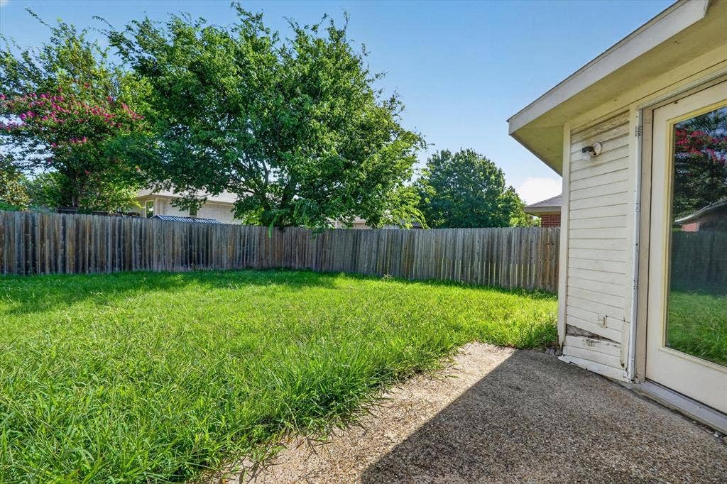 1414 Aviary Drive, DeSoto, TX 75115 Yard