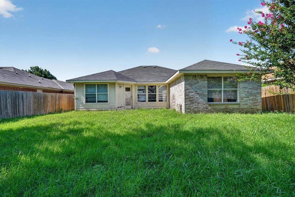 1414 Aviary Drive, DeSoto, TX 75115 Expansive backyard featuring a lush lawn and perimeter wood fencing
