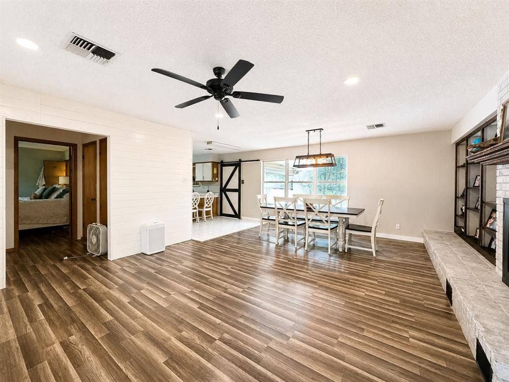 7761 Fm 2494, Athens, TX 75751 Open-concept living area featuring wood-finish flooring, a contemporary ceiling fan, and recessed lighting
