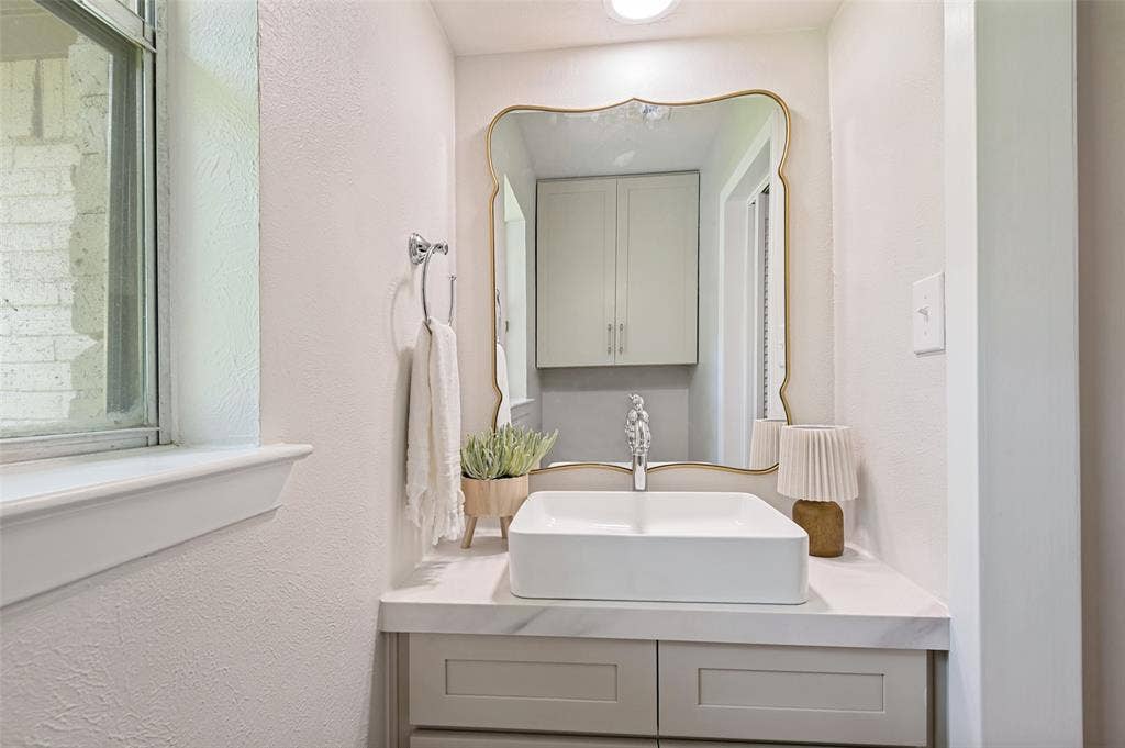 2221 Scarlet Lane, Grand Prairie, TX 75050 Half Bath