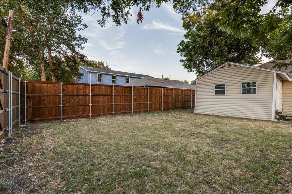 629 Melba Street, Dallas, TX 75208 New 8-ft Privacy Fence