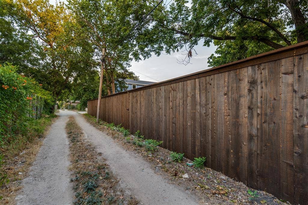 629 Melba Street, Dallas, TX 75208 New 8-ft Privacy Fence