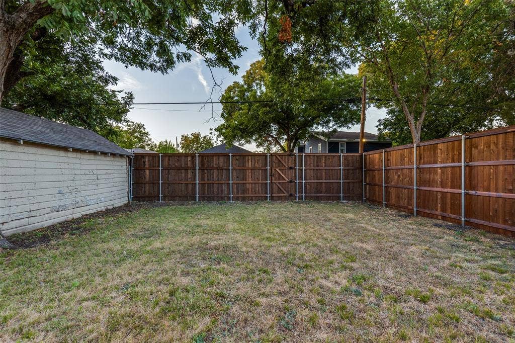 629 Melba Street, Dallas, TX 75208 New 8-ft Privacy Fence