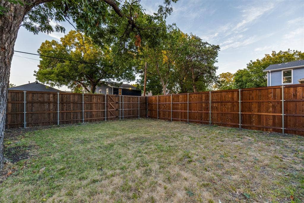 629 Melba Street, Dallas, TX 75208 New 8-ft Privacy Fence