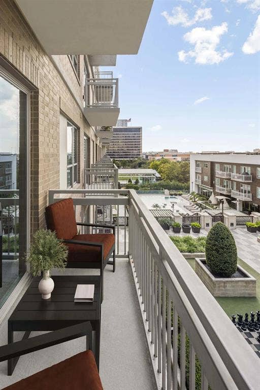 2727 Travis Street, #832, Houston, TX 77006 Move in by August 31 to receive up to 2 weeks FREE + $410 off!Restrictions apply; select apartment homes only. Contact us for details.
