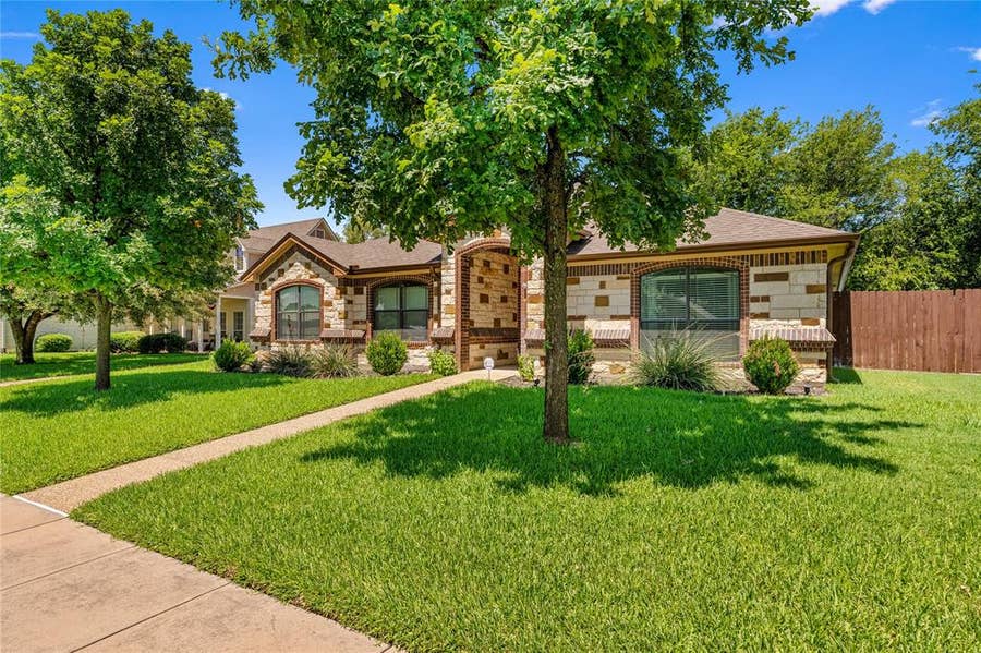 Property photo for 820 Springdale Circle, Lorena, TX