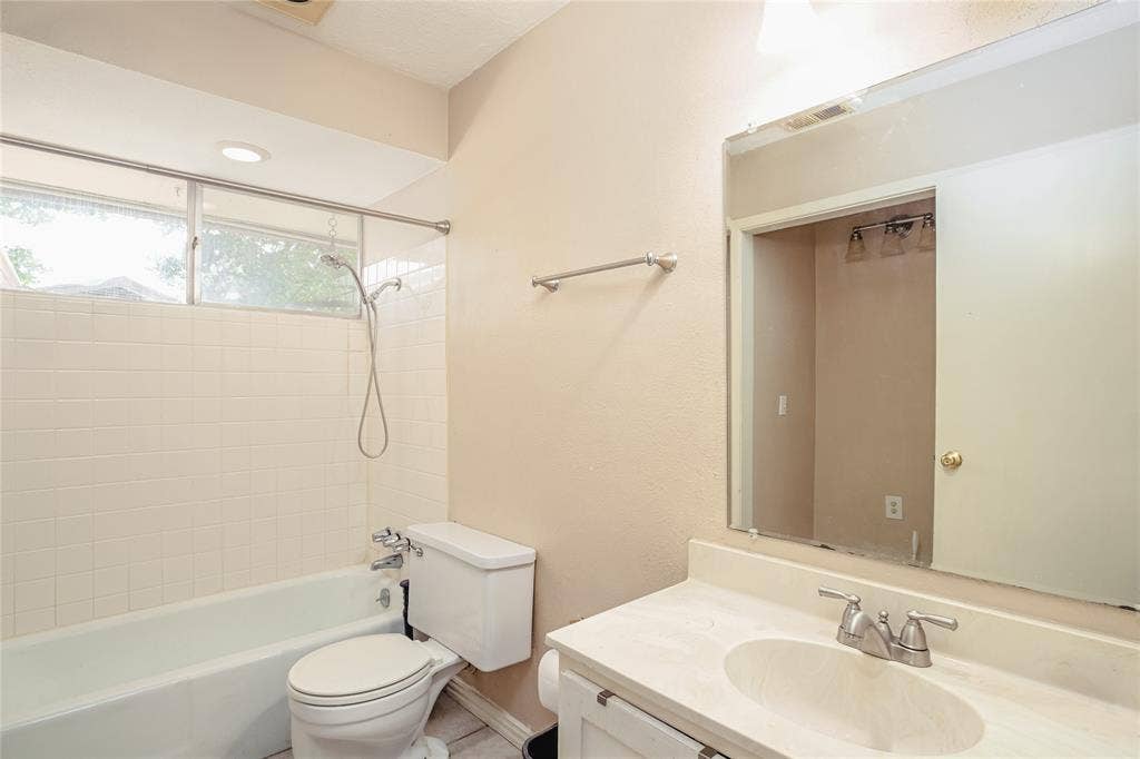 1206 Farnham Court E, Irving, TX 75062 1206 Farnham Court E, Irving, TX 75062
