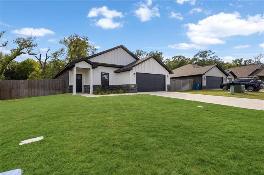Property photo for 16134 Crossing Circle, Lindale, TX