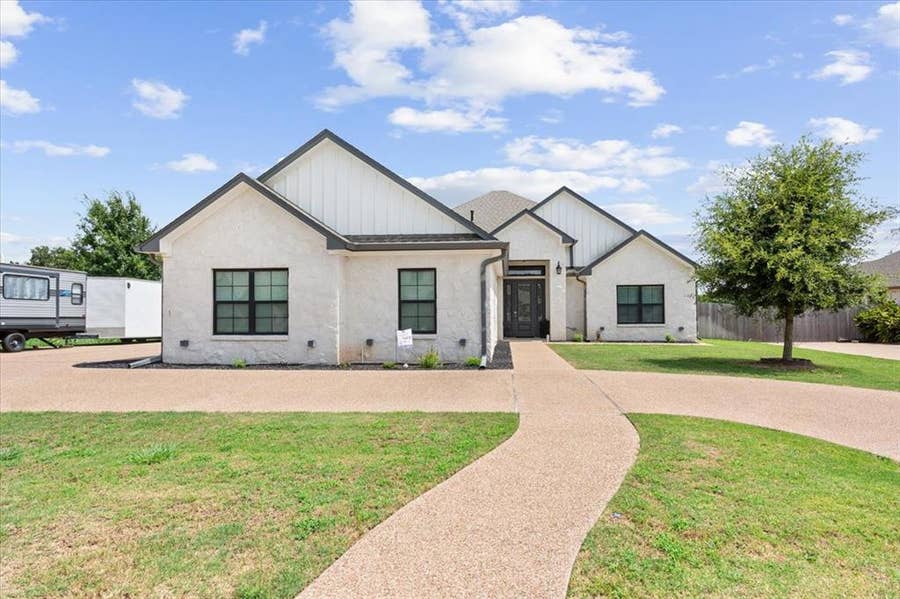 Property photo for 205 Fox Run Lane, Robinson, TX