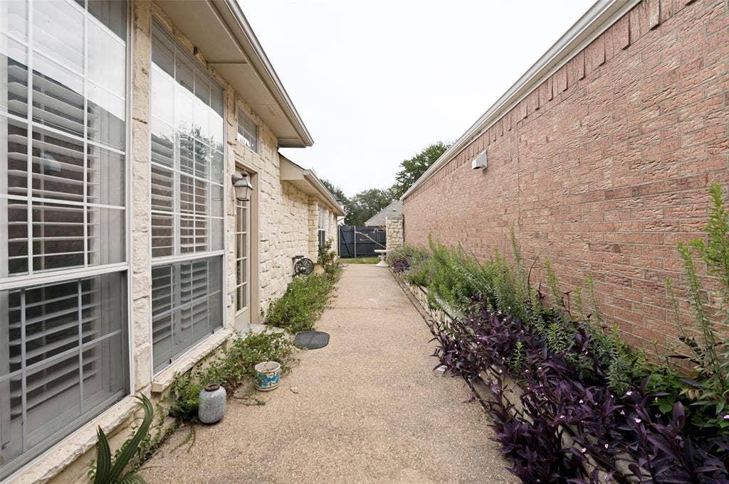 8012 Springmoss Drive, Plano, TX 75025 Low maintenance living