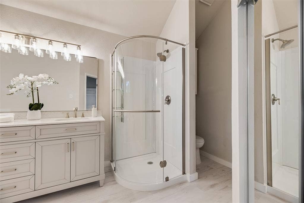 654 Spring Street, Allen, TX 75002 Walk-in shower