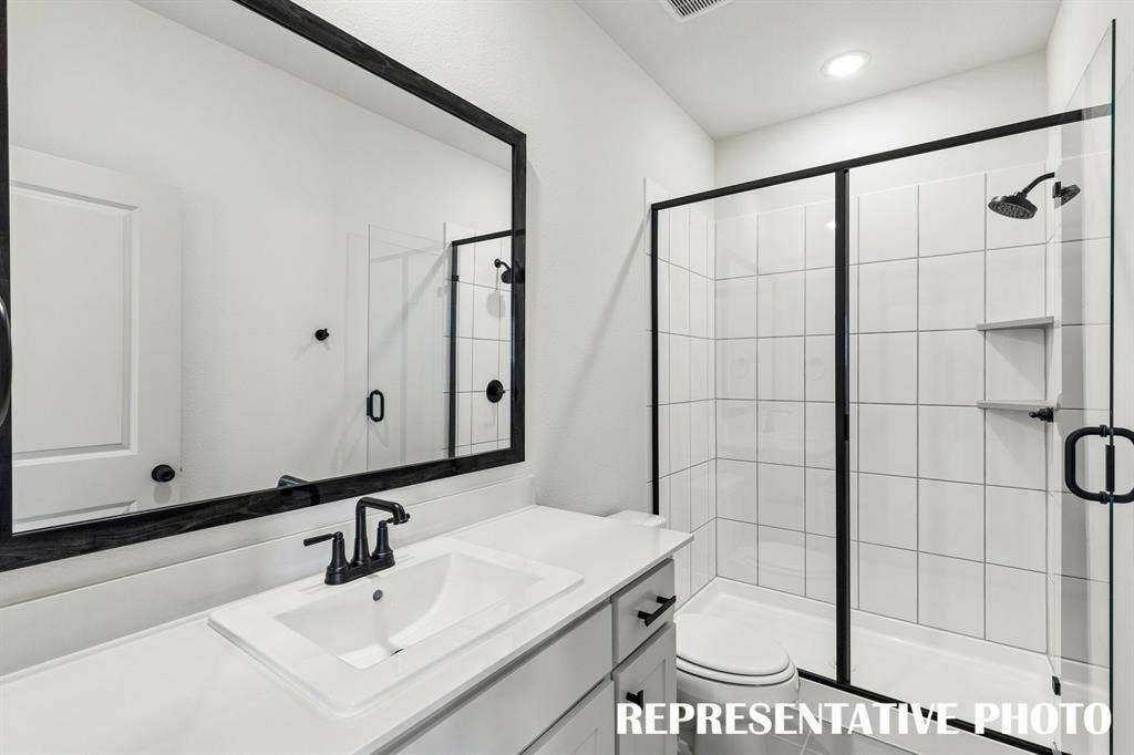 4629 Pointer Court, McKinney, TX 75071 Guests will feel right at home in either of the beautifully finished guest baths in our Montclair plan. REPRESENTATIVE PHOTO