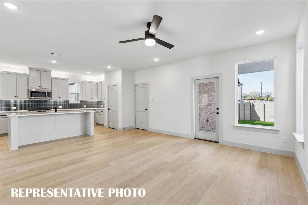 4629 Pointer Court, McKinney, TX 75071 Our Montclair plan offers an open and flowing floor plan perfect for entertaining! REPRESENTATIVE PHOTO