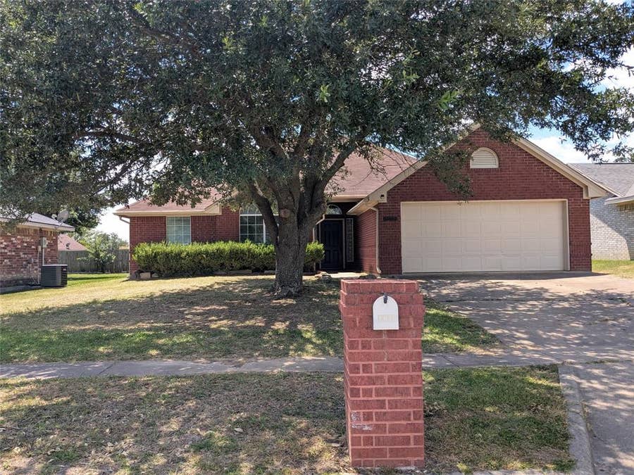 Property photo for 1010 Enlow Circle, Commerce, TX