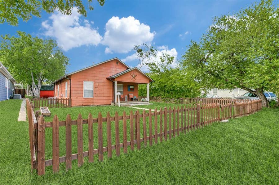 Property photo for 612 E Wall Street, Grapevine, TX