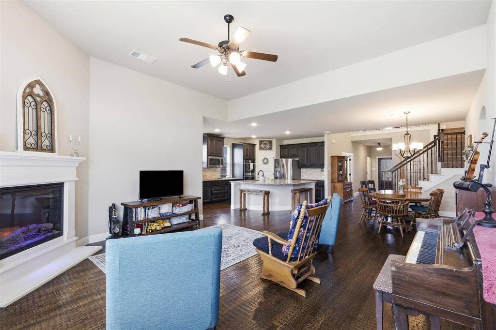 212 Lillian Lane, Waxahachie, TX 75165 212 Lillian Lane, Waxahachie, TX 75165