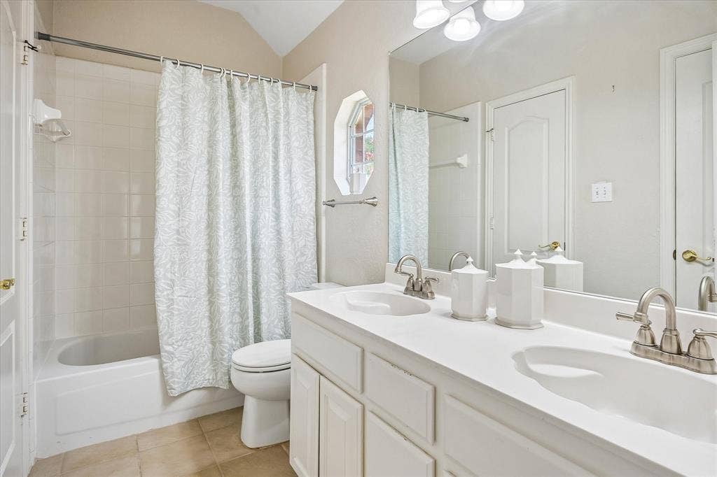 6708 Myrtle Beach Drive, Plano, TX 75093 Jack and Jill bathroom