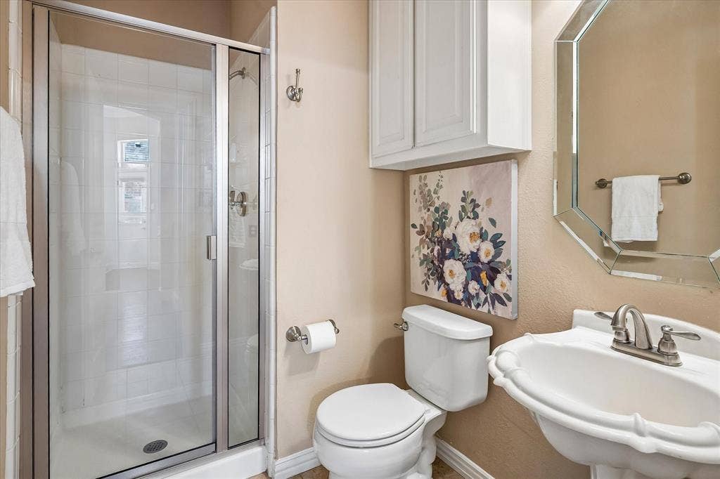 6708 Myrtle Beach Drive, Plano, TX 75093 Full bath off of the Family Room.