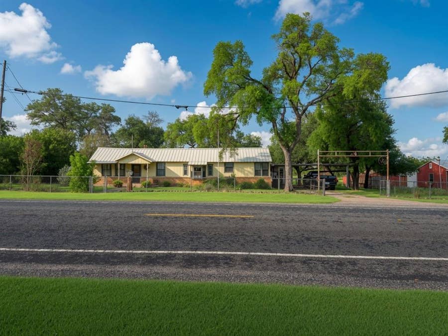Property photo for 9014 5th Street, Crawford, TX