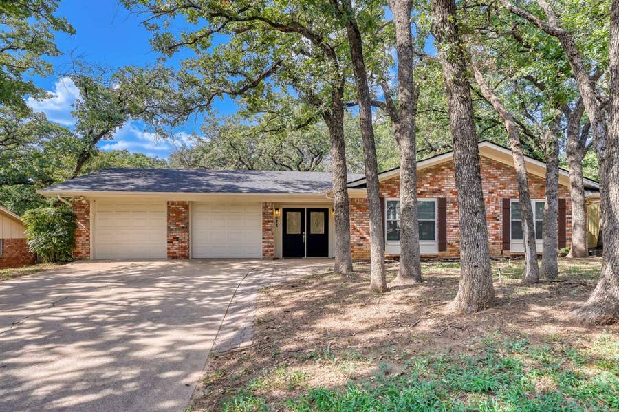 Property photo for 624 Hillview Drive, Hurst, TX
