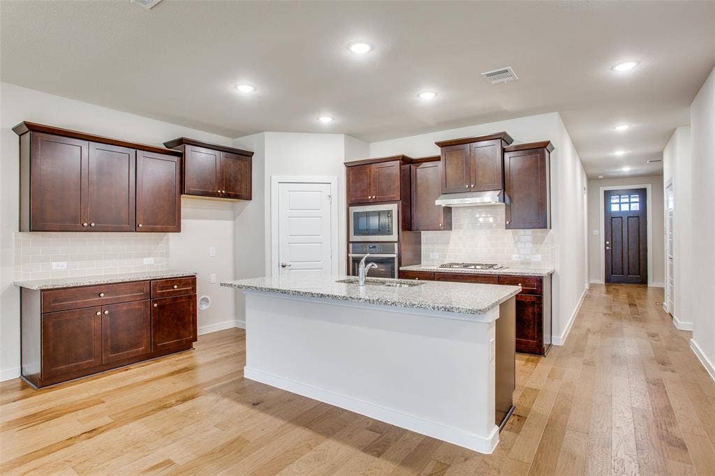 1432 Monarch Trail, Northlake, TX 76226 Gorgeous kitchen with breakfast bar
