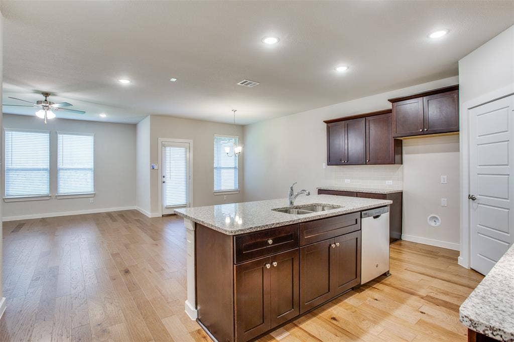 1432 Monarch Trail, Northlake, TX 76226 Extra deep sink
