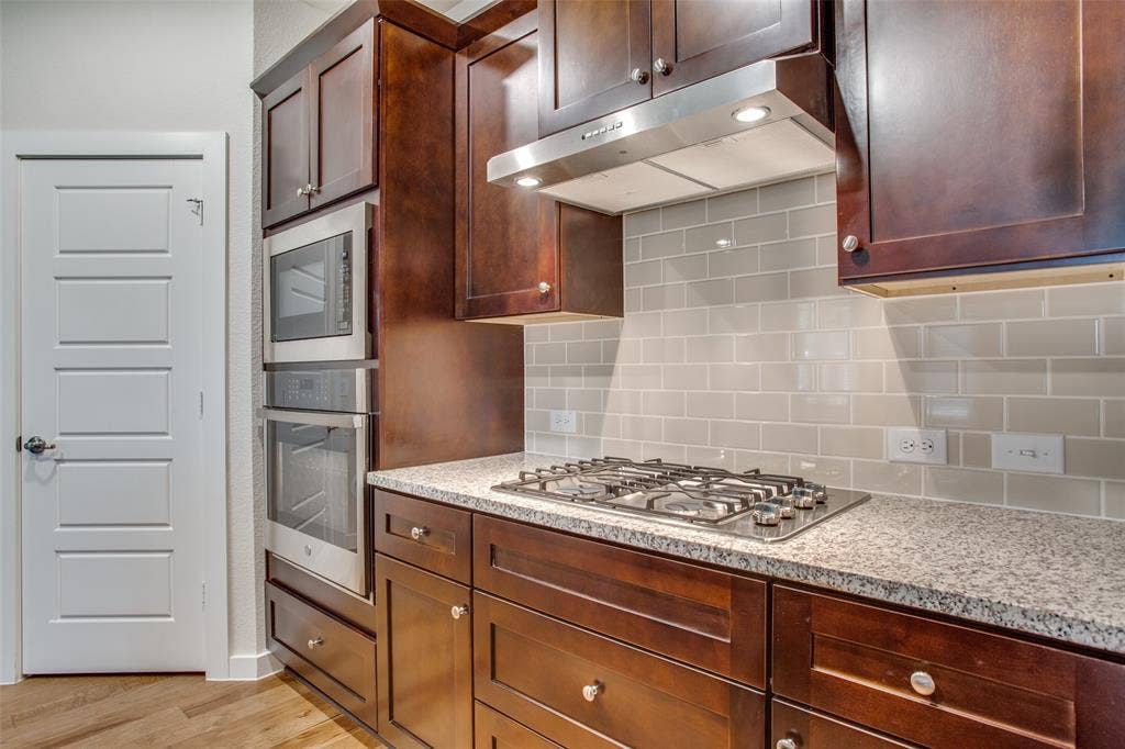 1432 Monarch Trail, Northlake, TX 76226 In-counter gas cooktop with exhaust vent above